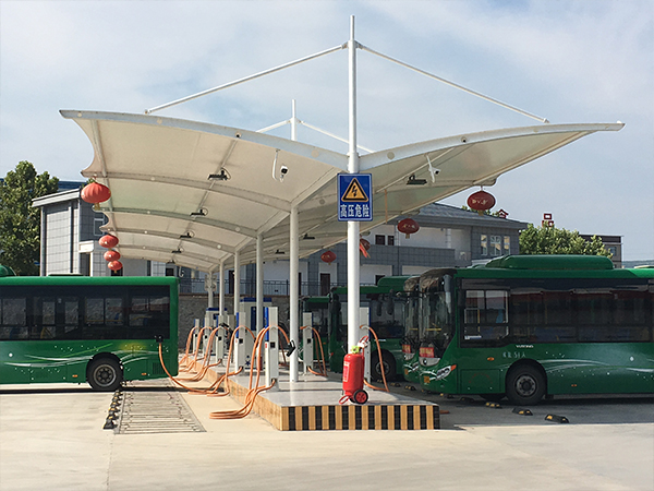 電動(dòng)汽車(chē)充電車(chē)棚